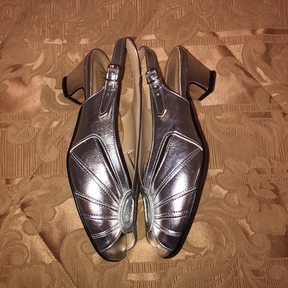 Silver leather sandals. - Picture 4 of 16